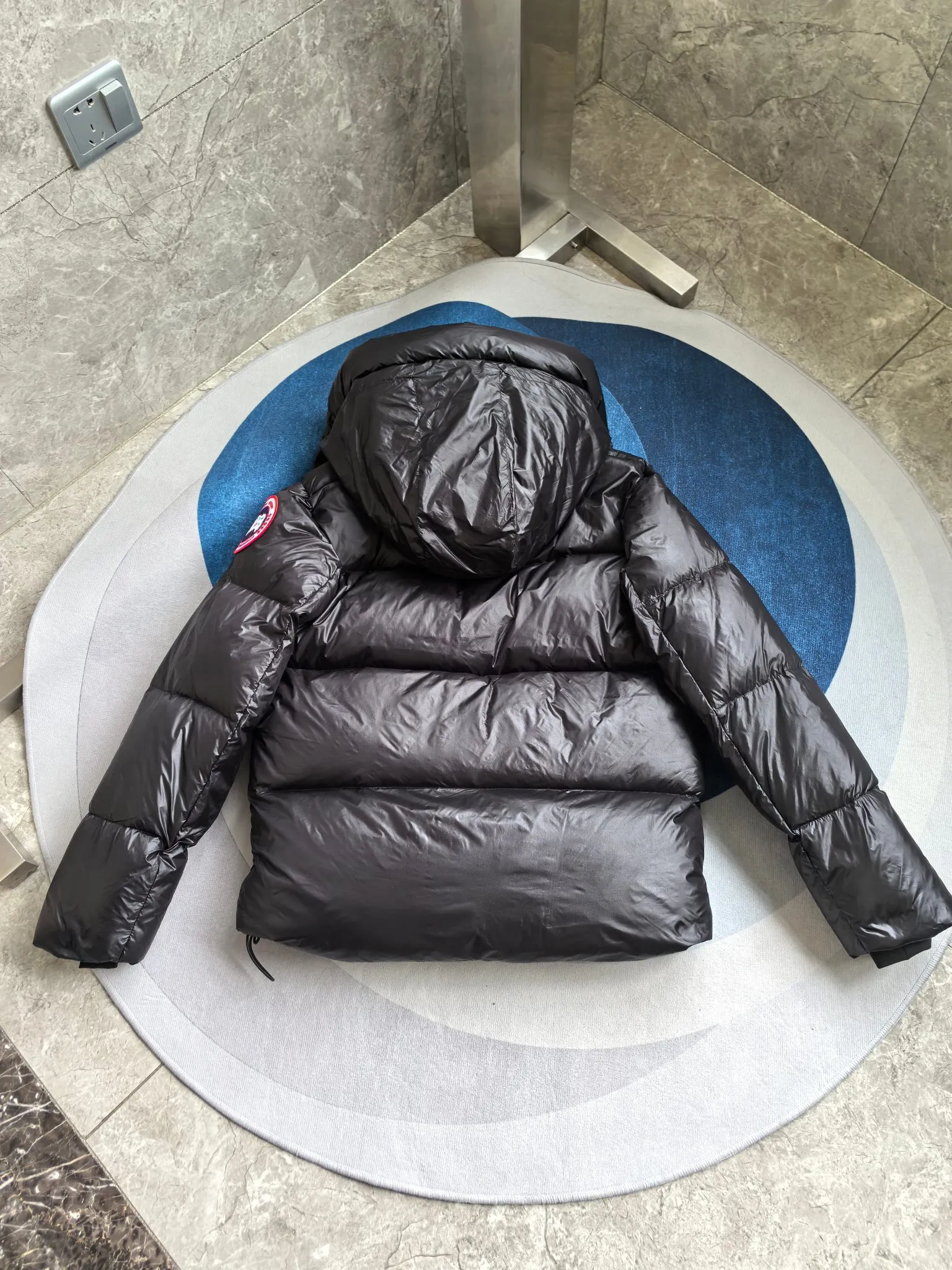 P760 2252M Crofton Puffer Unisex Jacket Down Jacket. Color: black with red label. Size: S M L XL XXL.